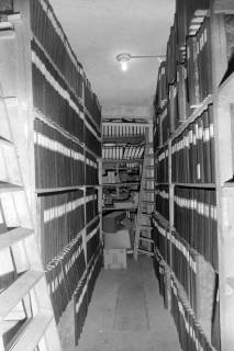 ARH NL Mellin 02-148/0012, Akten und Bücher in einem Archivraum, um 1975