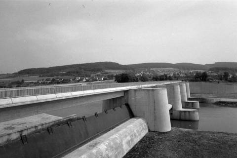 ARH NL Mellin 02-148/0014, Staumauer des Hochwasserrückhaltebeckens Salzderhelden, um 1975