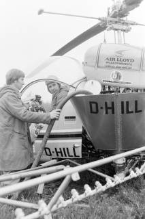 ARH NL Mellin 02-149/0003, Pilot im Helikopter (Bell 47) des "Air Lloyd Pflanzenschutz" zum Streuen von Insektiziden, um 1975