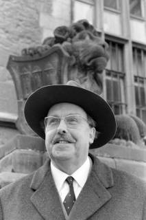 ARH NL Mellin 02-149/0006, Mann vor der Löwenstatue mit dem Wappen der Stadt am Rathaus, Göttingen, um 1975