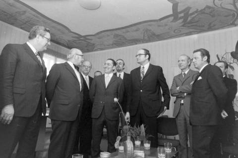 ARH NL Mellin 02-150/0008, Männergruppe (Politiker?) bei einem Treffen, um 1975