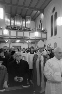 ARH NL Mellin 02-150/0016, Bischof zur Altarweihe(?) in der St. Bernward Kirche, Lehrte, um 1975