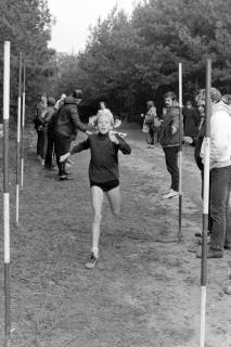 ARH NL Mellin 02-151/0014, Junge Wettläuferin ins Ziel laufend, um 1975