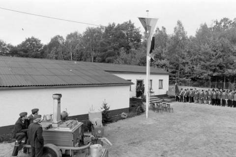 ARH NL Mellin 02-151/0015, Schützen an ihrem Vereinshaus, links eine Feldküche, um 1975