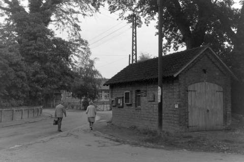 ARH NL Mellin 02-151/0019, Blick auf eine Kreuzung in einem Ort, um 1975