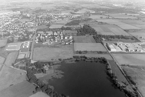 ARH NL Mellin 02-152/0002, Blick von Osten über den Berenbosteler See auf den Ort mit Schulzentrum (rechts), Berenbostel, um 1975