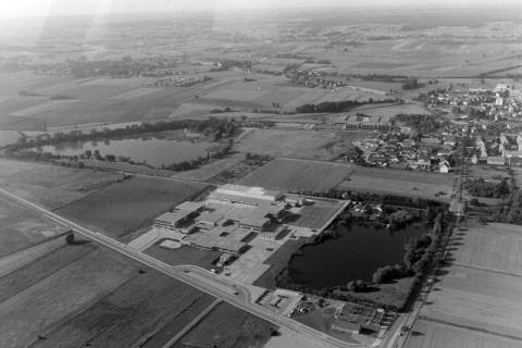 ARH NL Mellin 02-152/0003, Blick von Südosten auf den Bosse Teich, das Schulzentrum und den Berenbosteler See, Berenbostel, um 1975