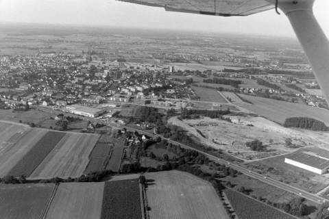 ARH NL Mellin 02-152/0004, Blick von Süden auf Berenbostel, um 1975