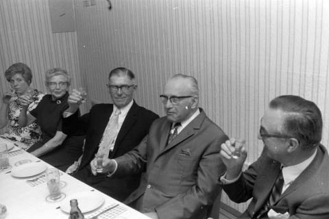 ARH NL Mellin 02-152/0016, Personen bei einem Treffen mit gemeinsamem Essen, um 1975