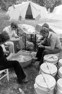 ARH NL Mellin 02-155/0009, Gruppe von Personen beim Kartoffelschälen, um 1975