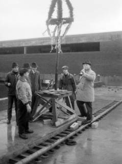 ARH NL Mellin 02-155/0013, Richtfest eines Gebäudes, um 1975