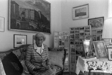 ARH NL Mellin 02-161/0016, Viktoria Luise von Preußen in ihrer Wohnung(?) sitzend, um 1970