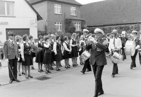 ARH NL Mellin 02-167/0005, Schützenumzug, Ahlten, um 1975