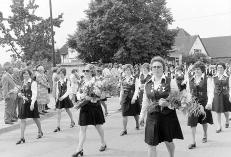 ARH NL Mellin 02-167/0008, Schützenumzug, Ahlten, um 1975