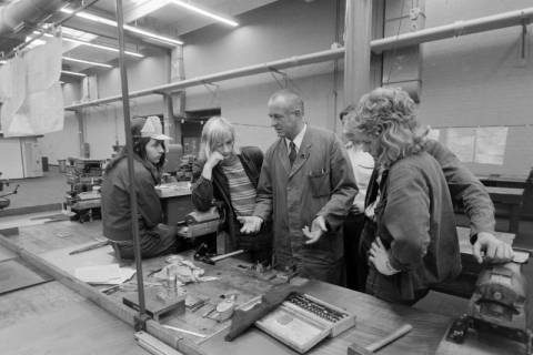 ARH NL Mellin 02-167/0019, Gruppe von Personen an einem Werktisch, um 1975