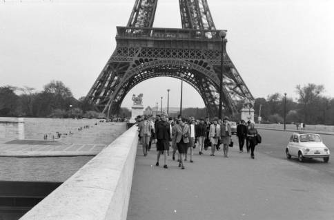 ARH NL Mellin 02-168/0002, Reisegruppe auf der Pont d’Iéna (Jenaer Brücke) vor dem Eiffelturm, Paris, um 1975