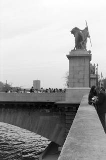 ARH NL Mellin 02-168/0003, Statue (Cavalier Arabe) an der Pont d’Iéna (Jenaer Brücke), Paris, um 1975