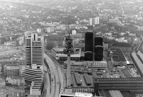 ARH NL Mellin 02-168/0012, Telemoritz an der Raschplatzhochstraße und Busbahnhof, Hannover, um 1975