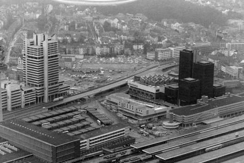 ARH NL Mellin 02-168/0013, Busbahnhof und Raschplatz mit Wertheim Kaufhaus, Hannover, um 1975