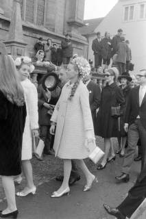 ARH NL Mellin 02-168/0017, Hochzeitsgesellschaft auf dem Weg in die Stadtkirche, Bückeburg, um 1975
