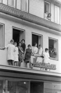 ARH NL Mellin 02-168/0018, Schaulustige bei einer Hochzeit in und auf dem Haus des Geschäftes "Hartmann" (Lange Str. 69), Bückeburg, um 1975