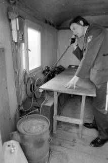 ARH NL Mellin 02-169/0002, Polizist beim Telefonieren in einem Wagen, um 1975