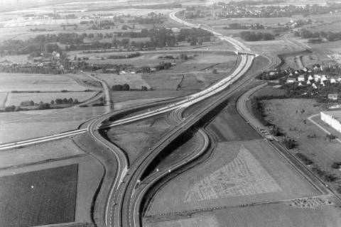 ARH NL Mellin 02-169/0012, Kreuzung der Autobahn mit der Flughafenstraße, Langenhagen, um 1975