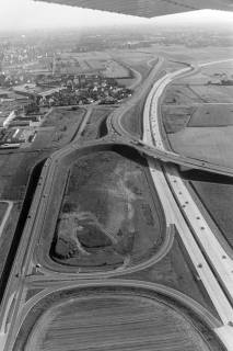 ARH NL Mellin 02-169/0014, Flughafenstraße und Autobahn, Langenhagen, um 1975
