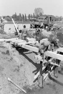 ARH NL Mellin 02-170/0026, Bau einer Flussbrücke, um 1975