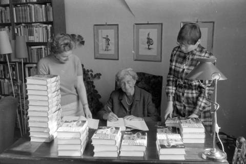 ARH NL Mellin 02-171/0004, Viktoria Luise von Preußen beim Signieren ihres Buches "Ein Leben als Tochter des Kaisers", wohl 1970