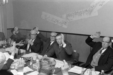 ARH NL Mellin 02-171/0006, Männer mit zur Abstimmung gehobenen Händen bei einer Sitzung(?), um 1975