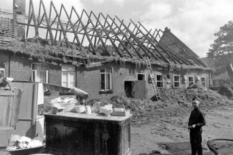 ARH NL Mellin 02-173/0002, Zerstörtes Gebäude nach einem Brand auf einem Bauernhof, um 1975