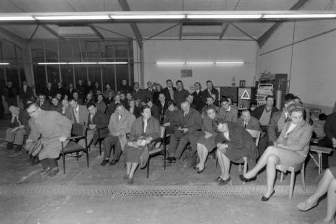 ARH NL Mellin 02-173/0011, Publikum(?) in einer Autowerkstatt, um 1975