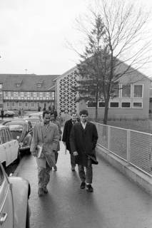 ARH NL Mellin 02-173/0017, Gruppe von Männern auf dem Fußweg vor der ehemaligen Mensa an der Osteröder Straße, Clausthal-Zellerfeld, um 1970