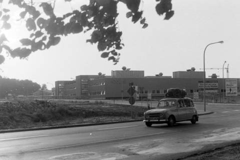 ARH NL Mellin 02-174/0007, Blick von der "Nordallee" auf das Werk des Unternehmens "Rollei", Uelzen, zwischen 1970/1977