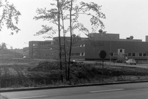 ARH NL Mellin 02-174/0008, Blick von der "Nordallee" auf das Werk des Unternehmens "Rollei", Uelzen, zwischen 1970/1977