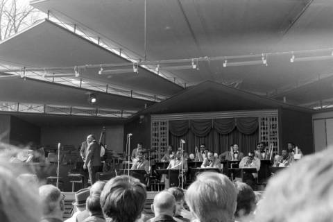 ARH NL Mellin 02-176/0004, Auftritt einer Musikgruppe auf einer Bühne im Freien, um 1970