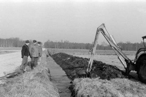 ARH NL Mellin 02-179/0004, Drei Männer neben einem frisch ausgehobenen Wassergraben an einem Feld, um 1970