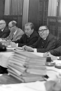 ARH NL Mellin 02-179/0013, Männer bei einer Sitzung, um 1970