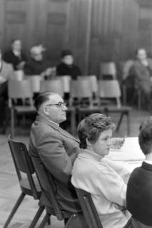 ARH NL Mellin 02-179/0015, Frau und Mann bei einer Sitzung, um 1970