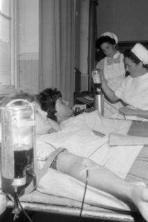 ARH NL Mellin 02-180/0002, Zwei Frauen zur Blutspende beim DRK, um 1970
