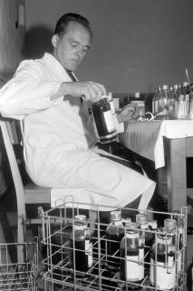 ARH NL Mellin 02-180/0003, Arzt mit Blutspenden, um 1970