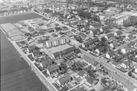 ARH NL Mellin 02-180/0011, Luftbild eines Neubaugebiets, (Springe?), um 1970