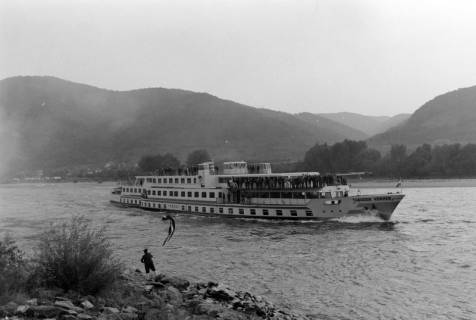 ARH NL Mellin 02-181/0007, Blick von Dürnstein auf das Fahrgastschiff "Theodor Körner" auf der Donau, um 1970