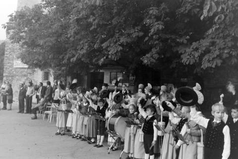 ARH NL Mellin 02-181/0008, Jugend-Musikgruppe neben dem Stift Dürnstein, um 1970