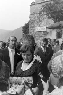 ARH NL Mellin 02-181/0010, Ausgabe von (alkoholischen) Getränken am Stift Dürnstein, um 1970