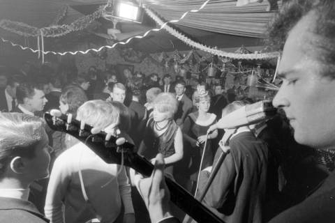 ARH NL Mellin 02-181/0012, Feier in einer Bar, um 1970