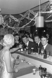 ARH NL Mellin 02-181/0013, Feier in einer Bar, um 1970