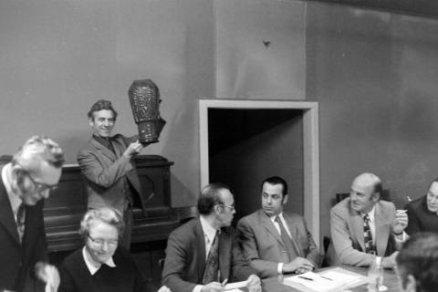 ARH NL Mellin 02-181/0018, Ein Mann hält präsentierend eine Vase bei einer Sitzung hoch, um 1970