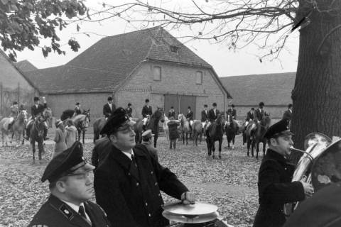 ARH NL Mellin 02-182/0001, Musiker der Feuerwehr bei einer Reitjagd, um 1970